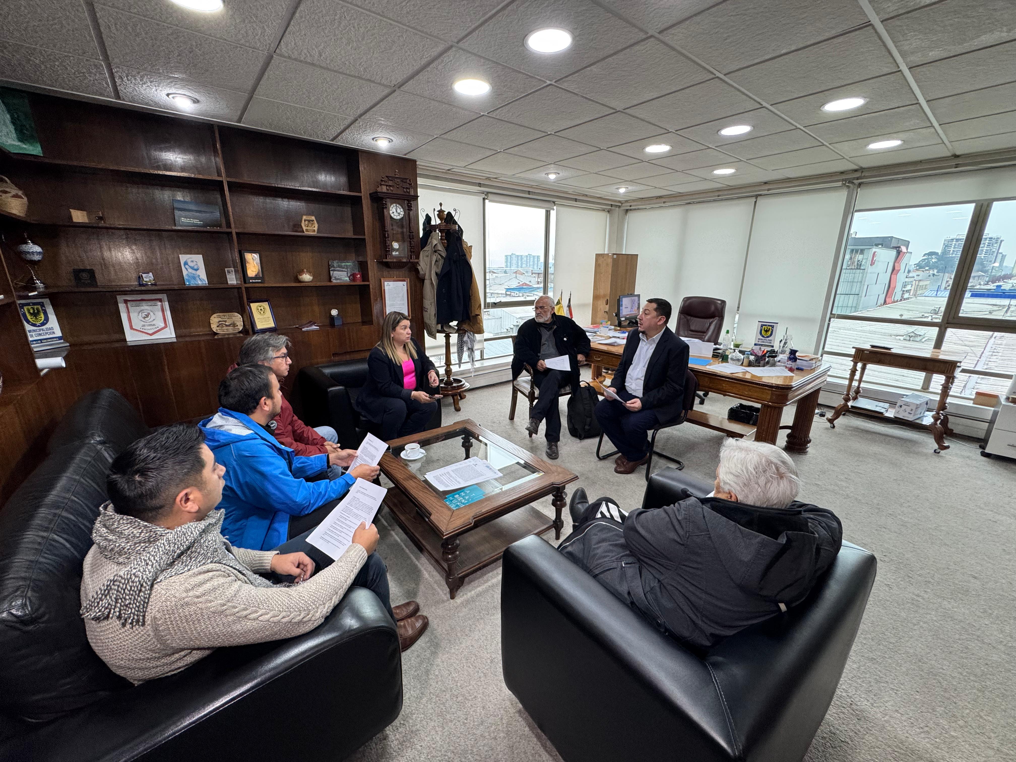 Municipio y adultos mayores penquistas impulsarán "Ley Anita"